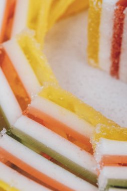 Dilimlenmiş, çizgili marmelat. Yakın plan. Renkli jöle şekerleri yakın plan. Makro çekim, seçici odaklanma.