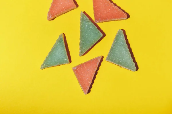 Willekeurig Gelegen Kleurrijke Driehoekige Gelei Snoep Gele Achtergrond Meerkleurige Marmelade — Stockfoto
