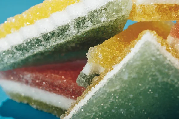 Doces Geleia Marmelada Multicoloridos Pico Doces Marmelada Triangulares Fundo Azul — Fotografia de Stock