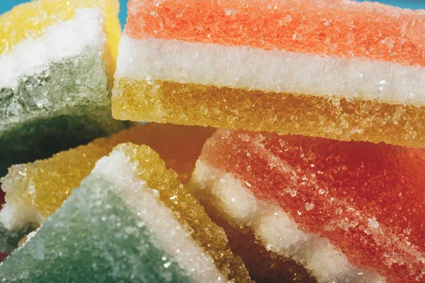 Çok renkli marmelatlı reçelli şekerler. Bir yığın renkli marmelat şekeri yakın plan. Makro çekim, seçici odaklanma.