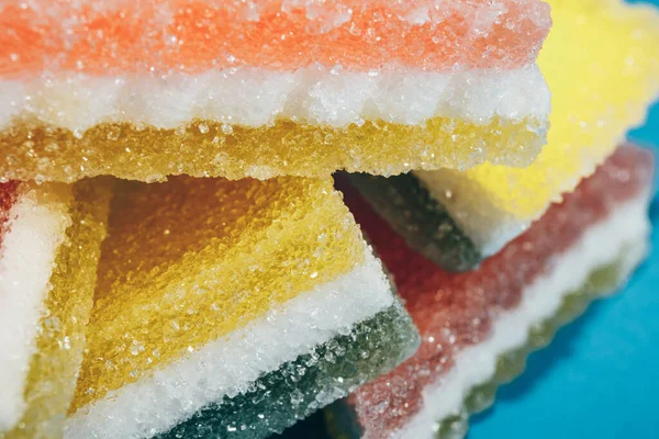 Kolorowe Cukierki Marmoladą Kupa Trójkątnych Cukierków Marmoladowych Niebieskim Tle Makro — Zdjęcie stockowe