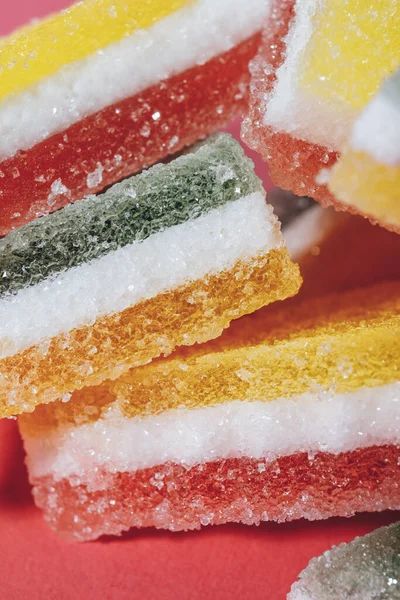 Σωρός Από Πολύχρωμα Τριγωνικά Γλυκά Από Κοντά Μακρό Πλάνο Επιλεκτική — Φωτογραφία Αρχείου