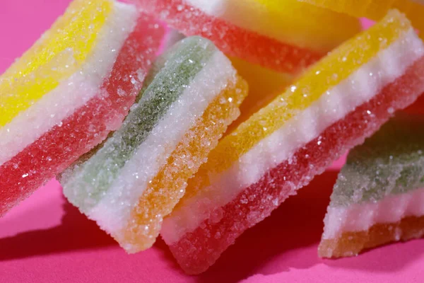 Haufen Dreieckiger Gelee Bonbons Auf Rosa Hintergrund Makro Selektiver Fokus — Stockfoto