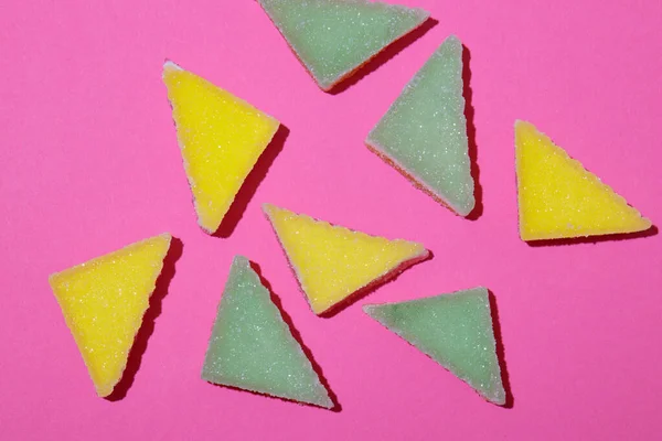 Случайно Расположенные Красочные Треугольные Конфеты Желе Розовом Фоне — стоковое фото