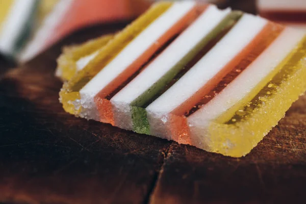 Marmelada Listrada Multicolorida Fatiada Mesa Madeira Doces Geleia Coloridos Close — Fotografia de Stock