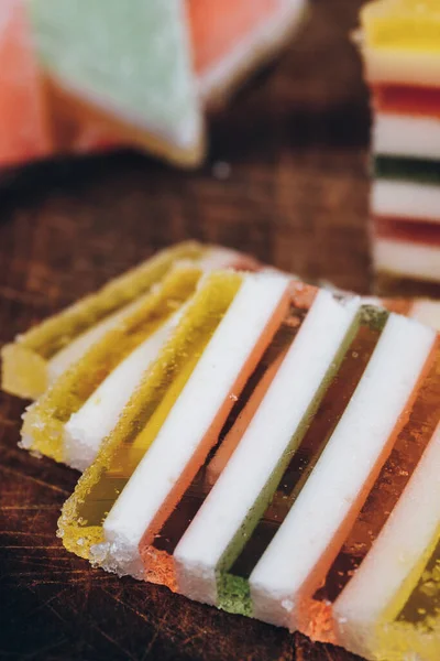 Bunt Gestreifte Marmelade Scheiben Geschnitten Auf Einem Holztisch Bunte Gelee — Stockfoto