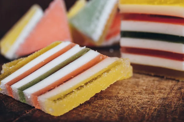 Bunt Gestreifte Marmelade Scheiben Geschnitten Auf Einem Holztisch Bunte Gelee — Stockfoto