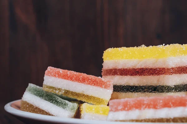 Dulces Gelatina Colores Plato Sobre Fondo Madera Dulces Mermelada Multicolor — Foto de Stock