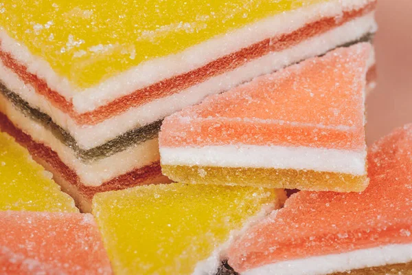 Mnohobarevné Marmeládové Bonbóny Hromada Trojúhelníkových Obdélníkových Cukrovinek Zblízka Makro Snímek — Stock fotografie