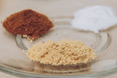 Izgara tarçın, derecelendirilmiş zencefil ve şeker tozu cam tabakta yakın plan. Makro atış. Seçici odak.