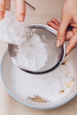 Hamur hazırlama süreci, malzemelerin karıştırılması. Seçici odak.