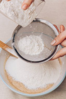 Hamur hazırlama süreci, malzemelerin karıştırılması. Seçici odak.