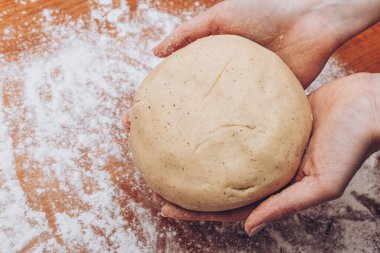 Zencefilli hamur topu ellerinde yatıyor..