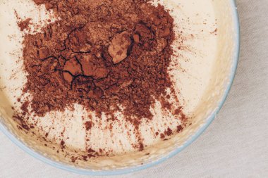 Üstünde kakao demeti olan Hamur, yakın plan. Pişirme işlemi hazırlanıyor. Üst görünüm.