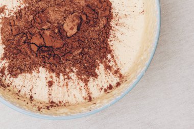 Üstünde kakao demeti olan Hamur, yakın plan. Pişirme işlemi hazırlanıyor. Üst görünüm.