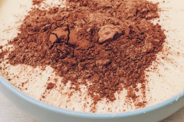 Üstünde kakao demeti olan Hamur, yakın plan. Pişirme işlemi hazırlanıyor. Makro çekim.