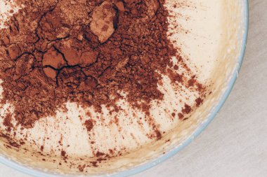 Üstünde kakao demeti olan Hamur, yakın plan. Pişirme işlemi hazırlanıyor. Üst görünüm.