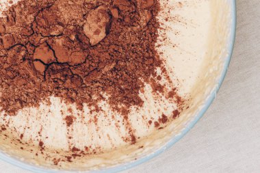 Üstünde kakao demeti olan Hamur, yakın plan. Pişirme işlemi hazırlanıyor. Üst görünüm.