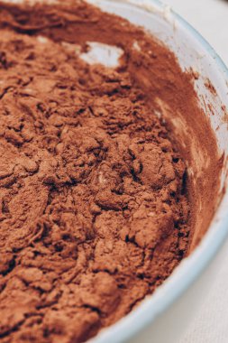 Kakao hamuru kaseye yakın çekim. Makro atış. Sıvı hamur.