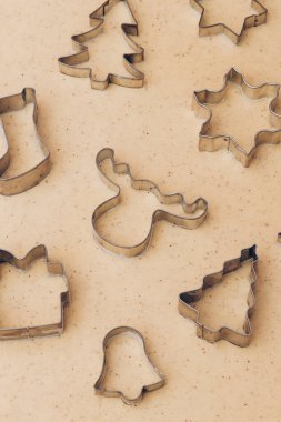 Zencefilli ekmek aromalı ve farklı şekilli metal kurabiye kesicili Noel kurabiyeleri için baharatlı hamur tatlısı. Kurabiye keskisi kullanarak Noel kurabiyelerini hazırlıyorum. Manzarayı kapat. Pişirme konsepti. Seçici odak.