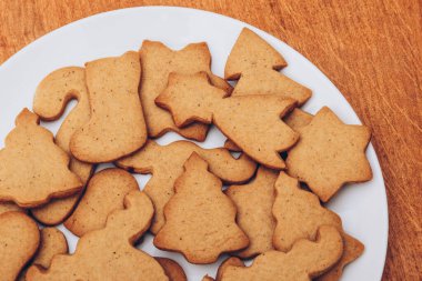 Beyaz tabakta lezzetli Noel kurabiyeleri.