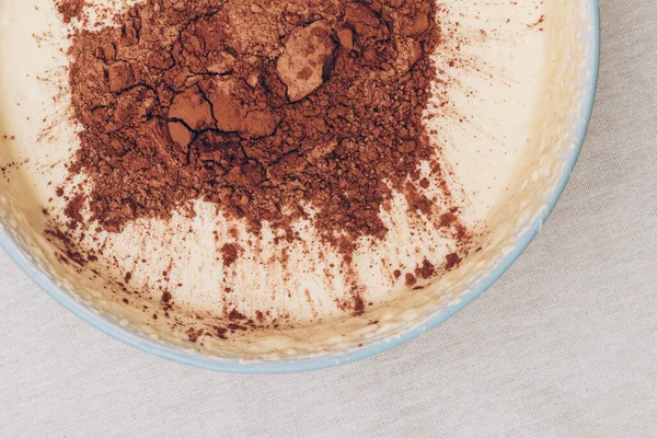 Üstünde kakao demeti olan Hamur, yakın plan. Pişirme işlemi hazırlanıyor. Üst görünüm.