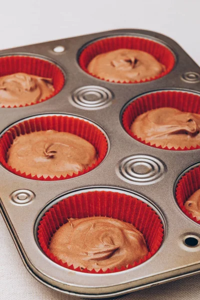 Kakao Deg För Muffins Röda Papper Formar Metall Bakplåt Närbild — Stockfoto