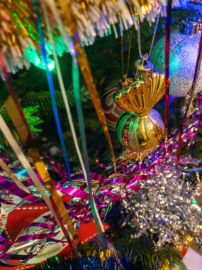 Noel ağacında Noel oyuncakları. Noel ağacının renkli süslemeleri. Seçici odak.