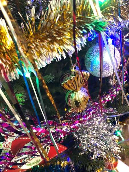 クリスマスツリー上のクリスマスのおもちゃ クリスマスツリーのカラフルな装飾 選択的焦点 — ストック写真