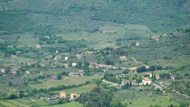 Cortona, Arezzo, Toskana / İtalya - 11 Mayıs 2019: Cortona 'da panoramik bir bakış açısından manzara.