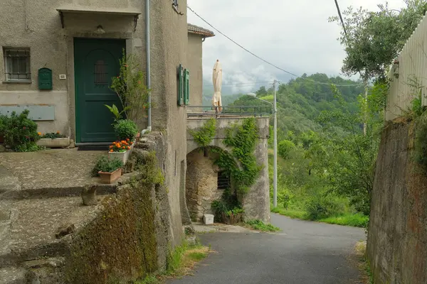 Sesta Godano, La Spezia, Liguria / İtalya - 17 Haziran 2020: Cornice köyünün manzarası.