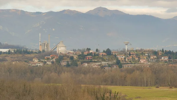 Costa Masnaga, Lecco, Lombardiya / İtalya - 10 Ocak 2020: Camisasca 'dan Merone manzarası.