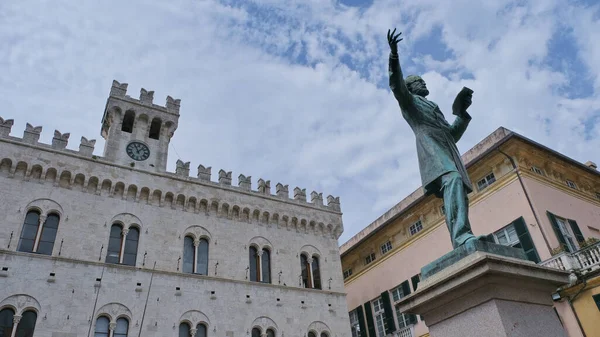 Chiavari, Genoa, Liguria / İtalya - 10 Haziran 2019: Şehrin ana meydanlarından birinde İtalyan vatansever Giuseppe Mazzini 'nin heykeli.