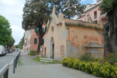 İtalya 'nın Lavagna kentindeki Cavi bölgesinde bulunan antik Aziz Leonard Şapeli..