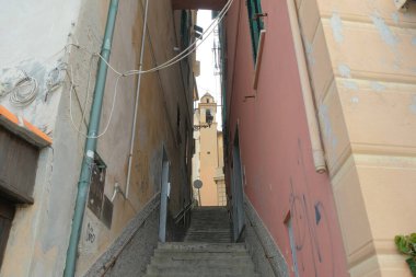 Camogli, Cenova, Ligurya / İtalya - 18 Haziran 2020: Ligurya Denizi kıyısındaki eski Camogli kenti.