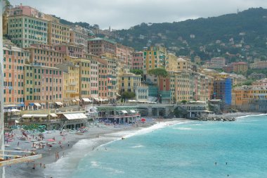 Camogli, Cenova, Ligurya / İtalya - 18 Haziran 2020: Ligurya Denizi kıyısındaki eski Camogli kenti.