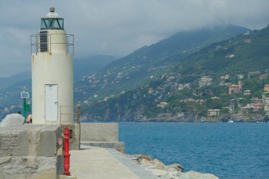 Limanın sonundaki deniz feneri Camogli, Genoa, Liguria, İtalya.