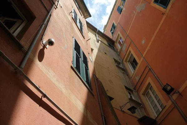 Camogli, Cenova, Ligurya / İtalya - 18 Haziran 2020: Ligurya Denizi kıyısındaki eski Camogli kenti.