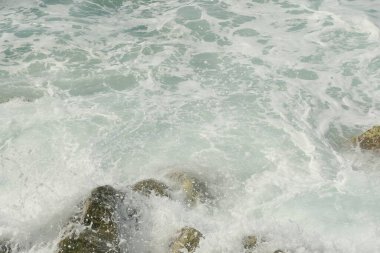 Denizin suyu kayalara çarpıyor..