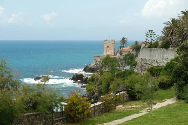 Cenova, Ligurya / İtalya - 15 Haziran 2020 - Anita Garibaldi gezinti güvertesi ve Nervi Gropallo Kulesi.