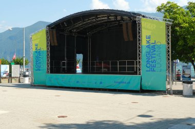 Lugano, Canton Ticino, İsviçre - 12 Ağustos 2021: Manzoni Meydanı 'nda LongLake Festival sahnesi.