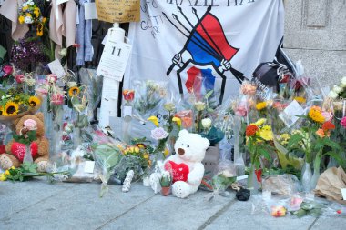 Lugano, Canton Ticino, İsviçre - 12 Ağustos 2021: Lugano belediye başkanı Marco Borradori için Palazzo Civico 'da mektuplar, mumlar ve çiçekler, 11 Ağustos 2021' de öldü.