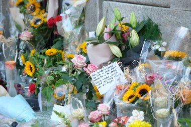 Lugano, Canton Ticino, İsviçre - 12 Ağustos 2021: Lugano belediye başkanı Marco Borradori için Palazzo Civico 'da mektuplar, mumlar ve çiçekler, 11 Ağustos 2021' de öldü.