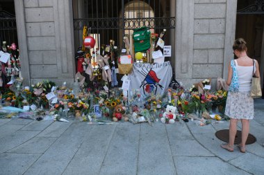 Lugano, Canton Ticino, İsviçre - 12 Ağustos 2021: Lugano belediye başkanı Marco Borradori için Palazzo Civico 'da mektuplar, mumlar ve çiçekler, 11 Ağustos 2021' de öldü.