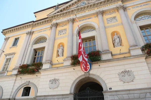 Lugano, Canton Ticino, İsviçre - 12 Ağustos 2021: Palazzo Civico 'da Lugano' nun şehir bayrağı yarıya indirildi.