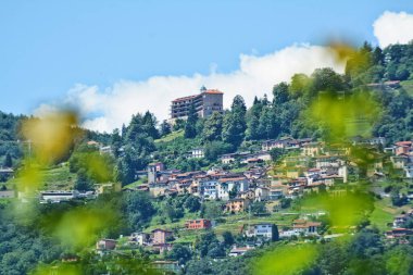 İsviçre 'nin Canton Ticino bölgesindeki Cademario şehrinin manzarası.