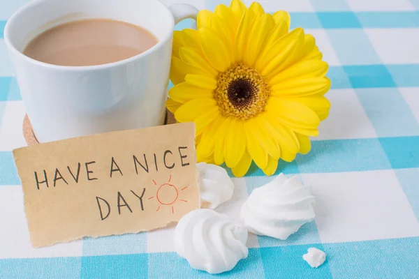 Xícara de café com uma mensagem de bom dia — Fotografia de Stock
