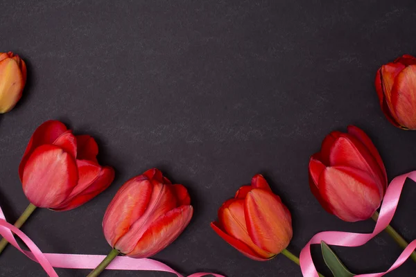 Lavagna nera pulita vuota con tulipani rossi. Vista dall'alto . — Foto Stock