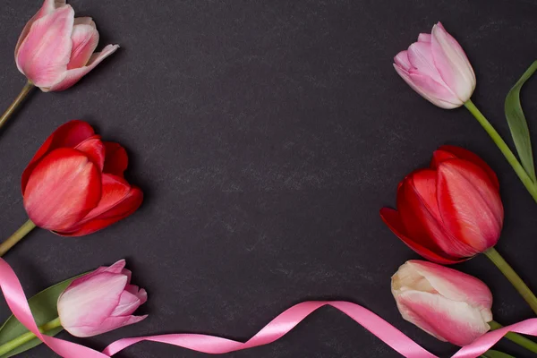 Lavagna nera pulita vuota con tulipani rosa e rossi. Vista dall'alto . — Foto Stock