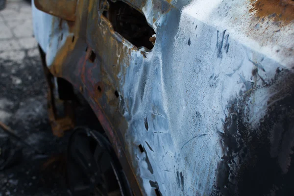 Spalony samochód szary. — Zdjęcie stockowe